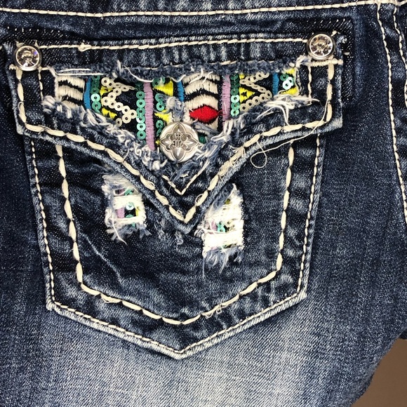 Miss Me Boho Aztec Embroidered Signature Denim Jean Shorts Size 27 Raw Hem - Picture 4 of 11